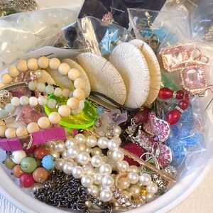 🍀M3 - Mix of jewelry pieces for repair or crafting, several earring pairs 760g